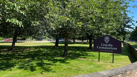  Sarah-May Buccieri / BBC A view of the outside of Lincoln Crematorium with the entrance sign in the foreground