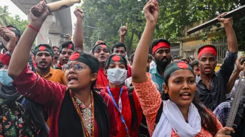 Getty Images Protesters are blocking the Shahbagh intersection during a protest in Dhaka, Bangladesh, on August 4, 2024, to demand justice for the victims arrested and killed in the recent nationwide violence during anti-quota protests